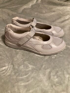 GUC Vintage Mushrooms Leather Mary Jane Slip On Shoe Size 8.5M